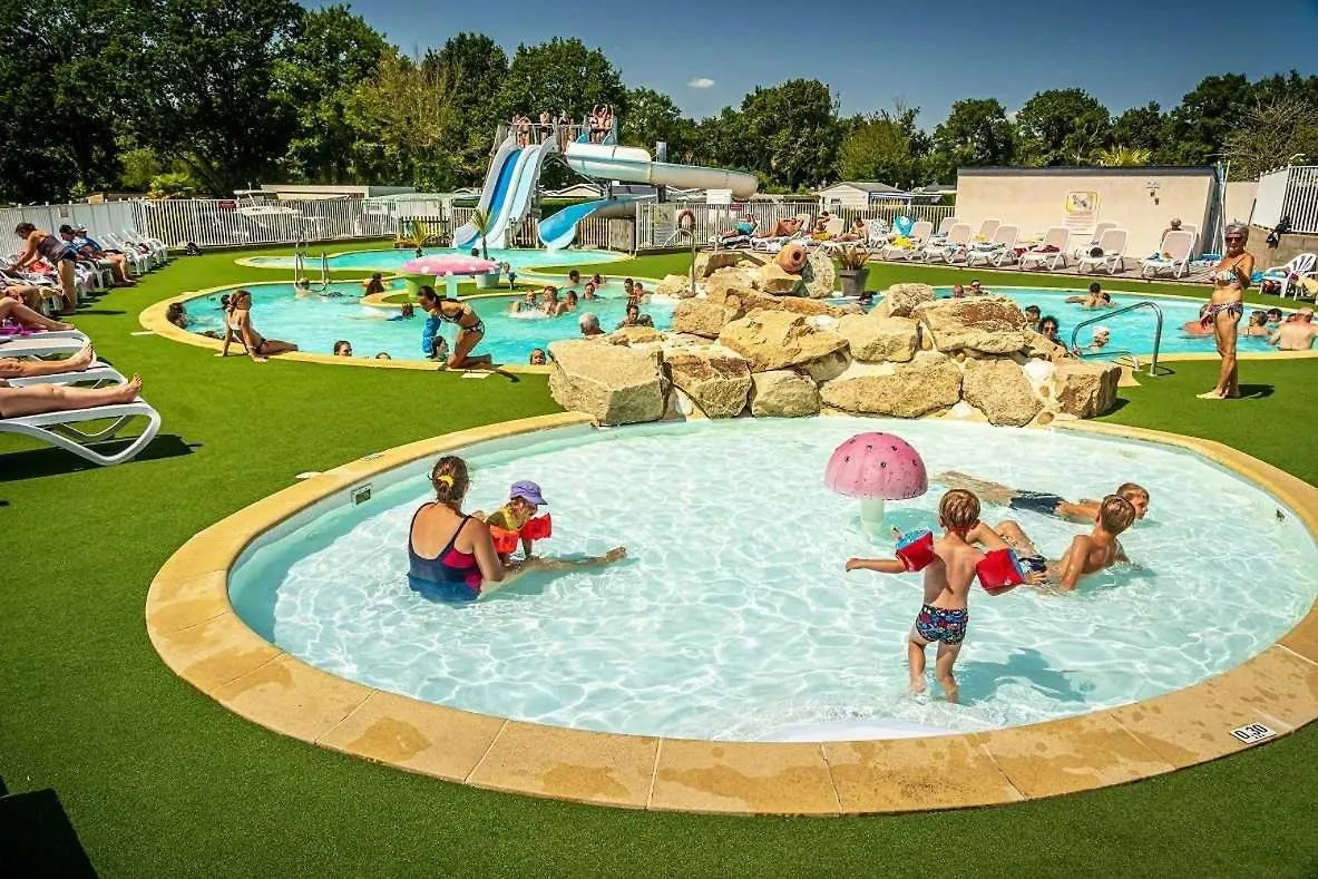 Campsite Camping 4 Etoiles - Parc Aquatique - Eeiagg Ambon France